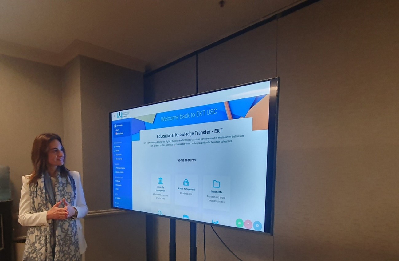 Lorena Casal presentando la metodología EKT